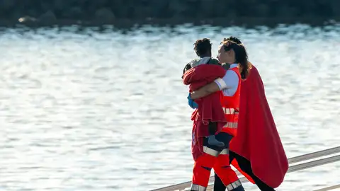 Trabajadora de la Cruz Roja lleva en brazos a un bebé tras la llegada de una patera a Arrecife. Trabajadora de la Cruz Roja lleva en brazos a un bebé tras la llegada de una patera a Arrecife.