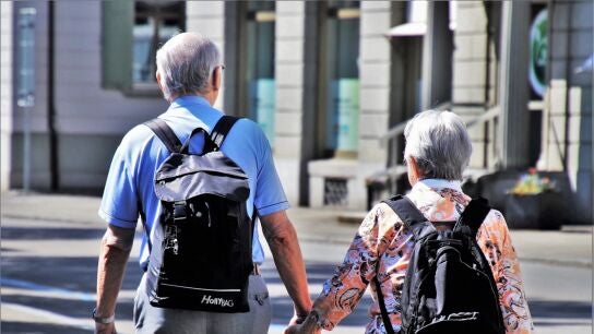 Personas mayores por la calle