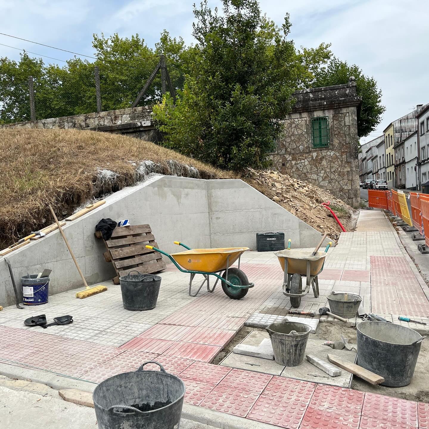 El Concello de Santiago realiza más de 50 actuaciones de mantenimiento y mejora de espacios públicos durante los meses de verano El Concello de Santiago realiza más de 50 actuaciones de mantenimiento y mejora de espacios públicos durante los meses de verano