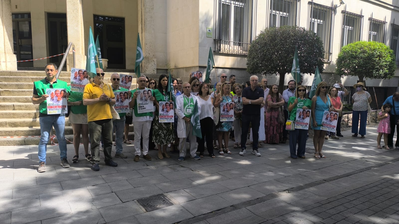 Concentración de CSIF en Ciudad Real contra las agresiones a sanitarios: “No puede salir tan barato agredir al personal de sanidad" Concentración de CSIF en Ciudad Real contra las agresiones a sanitarios: “No puede salir tan barato agredir al personal de sanidad"