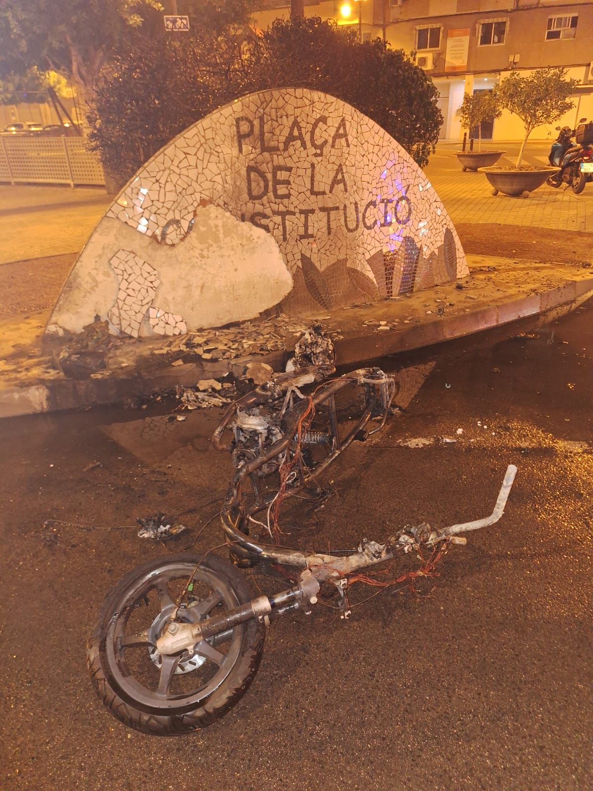 El incendio de un ciclomotor causa daños en la Plaza de la Constitución de Sant Joan, Alicante El incendio de un ciclomotor causa daños en la Plaza de la Constitución de Sant Joan, Alicante