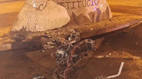 El incendio de un ciclomotor causa daños en la Plaza de la Constitución de Sant Joan, Alicante El incendio de un ciclomotor causa daños en la Plaza de la Constitución de Sant Joan, Alicante