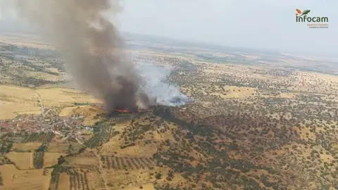 El incendio de Navalmoralejo se intensifica y obliga al corte de varias carreteras El incendio de Navalmoralejo se intensifica y obliga al corte de varias carreteras