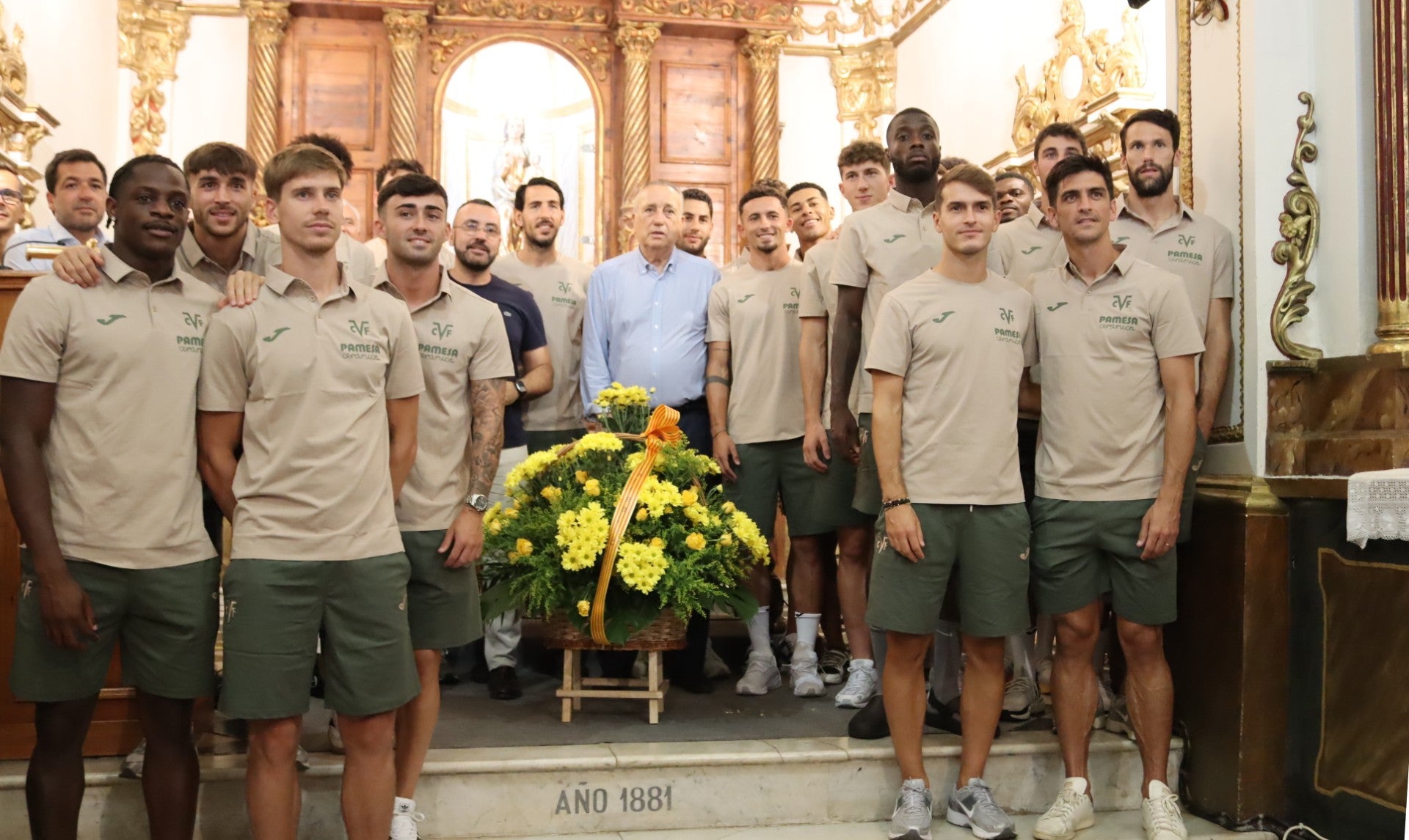 El alcalde Benlloch acompaña al Villarreal CF en su tradicional ofrenda a los patrones de la ciudad El alcalde Benlloch acompaña al Villarreal CF en su tradicional ofrenda a los patrones de la ciudad
