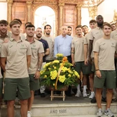 El alcalde Benlloch acompaña al Villarreal CF en su tradicional ofrenda a los patrones de la ciudad. El alcalde Benlloch acompaña al Villarreal CF en su tradicional ofrenda a los patrones de la ciudad.