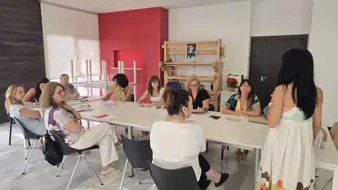 Cruz Roja presenta en l’Alfàs el servicio gratuito de teleasistencia ‘Voces en Red’ para mayores de 65 años Cruz Roja presenta en l’Alfàs el servicio gratuito de teleasistencia ‘Voces en Red’ para mayores de 65 años