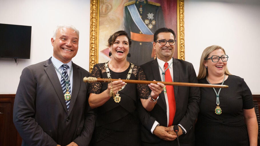 La alcaldesa de G&uuml;&iacute;mar (Tenerife), Carmen Luisa Castro Dorta (2i), acompa&ntilde;ada por los concejales de Nueva Canarias, Carlos Llarena (i); y del PSOE, Patricia Encinoso Pestano (d) y Jos&eacute; Miguel Hern&aacute;ndez Fern&aacute;ndez (2d) tras prosperar la moci&oacute;n de censura contra el que era alcalde hasta ahora, Gustavo P&eacute;rez de Coalici&oacute;n Canaria. EFE/Ram&oacute;n de la Rocha
