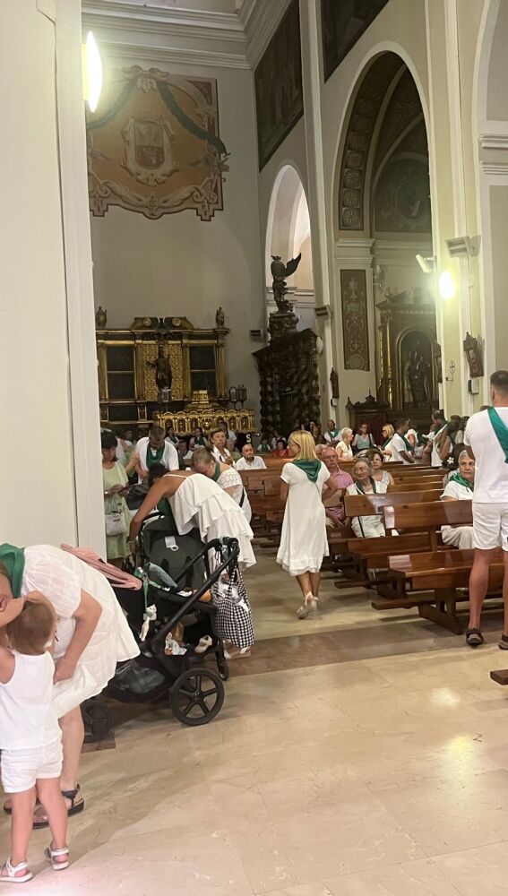 Numerosas familias esperando a la bendición de niños