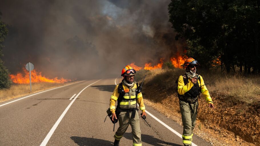 Bomberos trabajan para extinguir el incendio en Molezuelas de la Carballeda, Zamora (Espa&ntilde;a)
