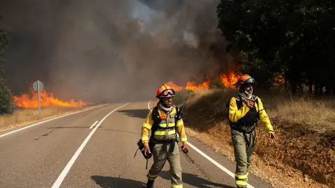 Bomberos trabajan para extinguir el incendio en Molezuelas de la Carballeda, Zamora (España) Bomberos trabajan para extinguir el incendio en Molezuelas de la Carballeda, Zamora (España)