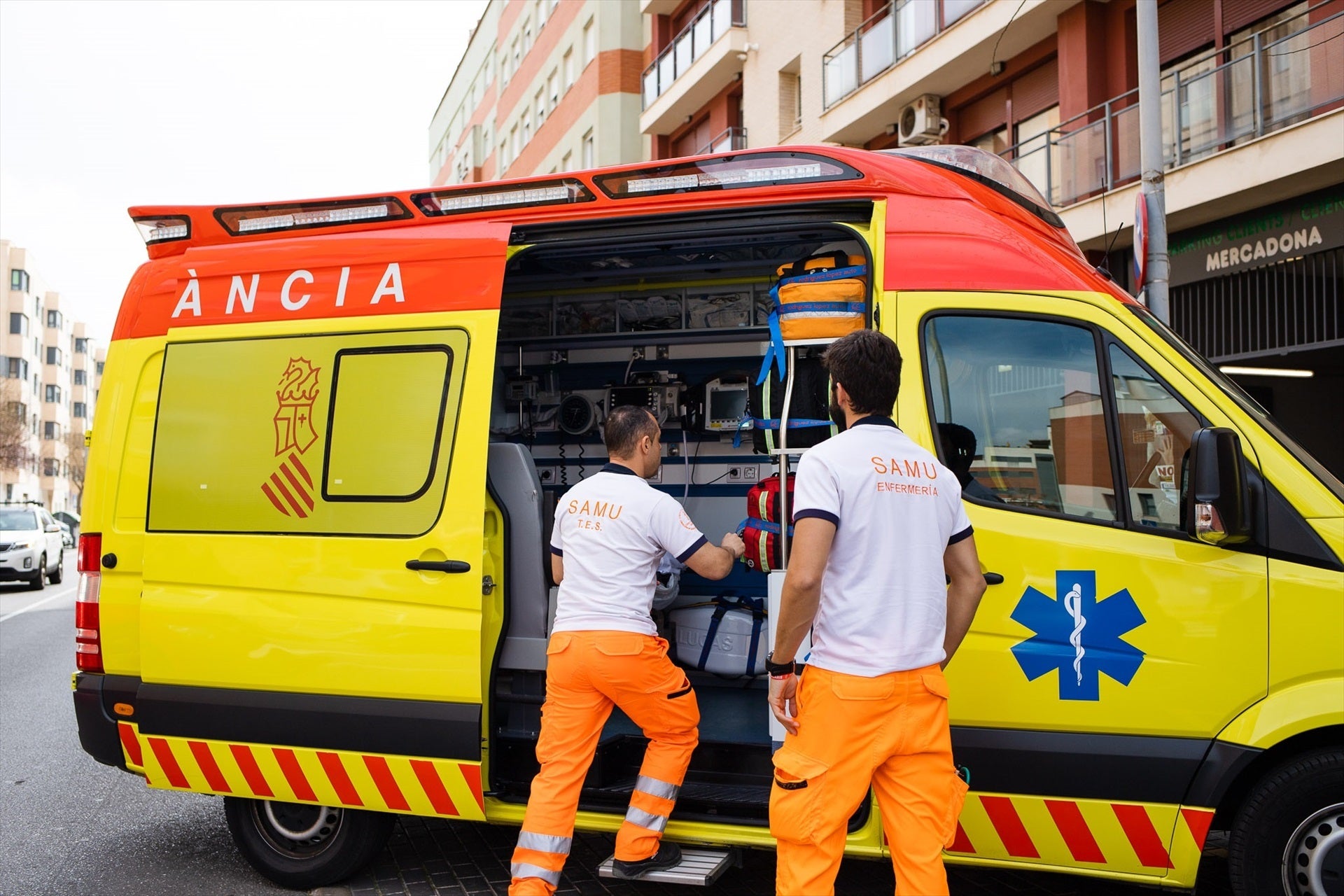 Muere una niña de seis años tras ser atropellada por una ambulancia en Valencia Muere una niña de seis años tras ser atropellada por una ambulancia en Valencia