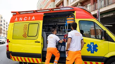 Fallece una niña de seis años tras ser atropellada por una ambulancia en Valencia Fallece una niña de seis años tras ser atropellada por una ambulancia en Valencia