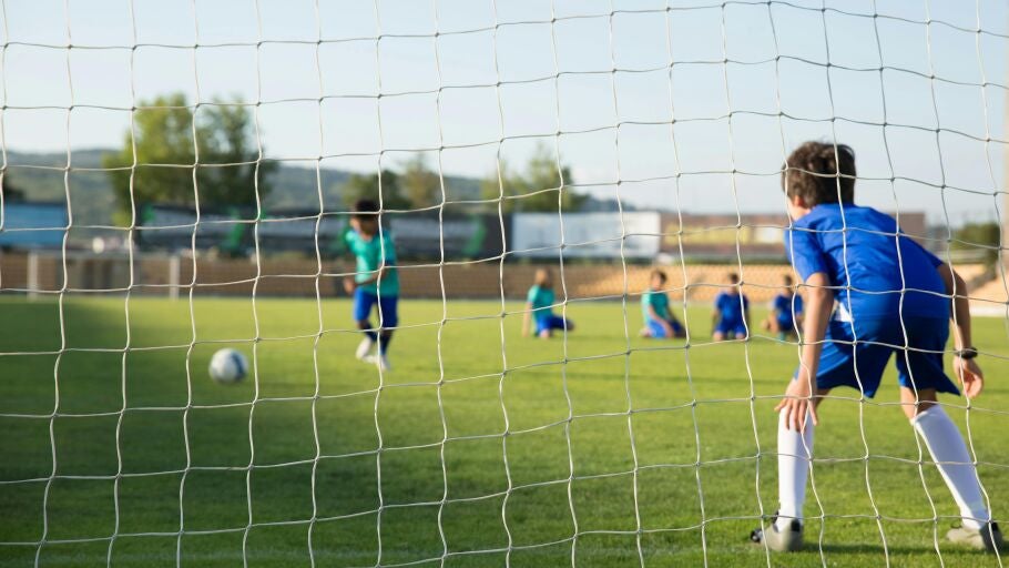 Ni&ntilde;os jugando al f&uacute;tbol