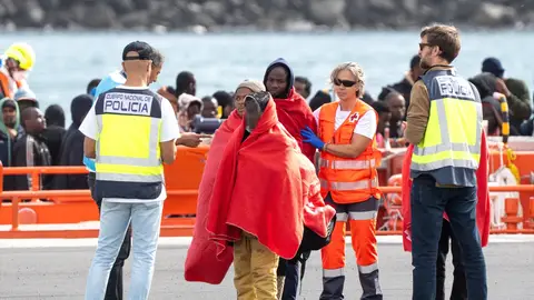 Varios servicios de emergencia atienden a migrantes recién rescatados de un cayuco. Varios servicios de emergencia atienden a migrantes recién rescatados de un cayuco.