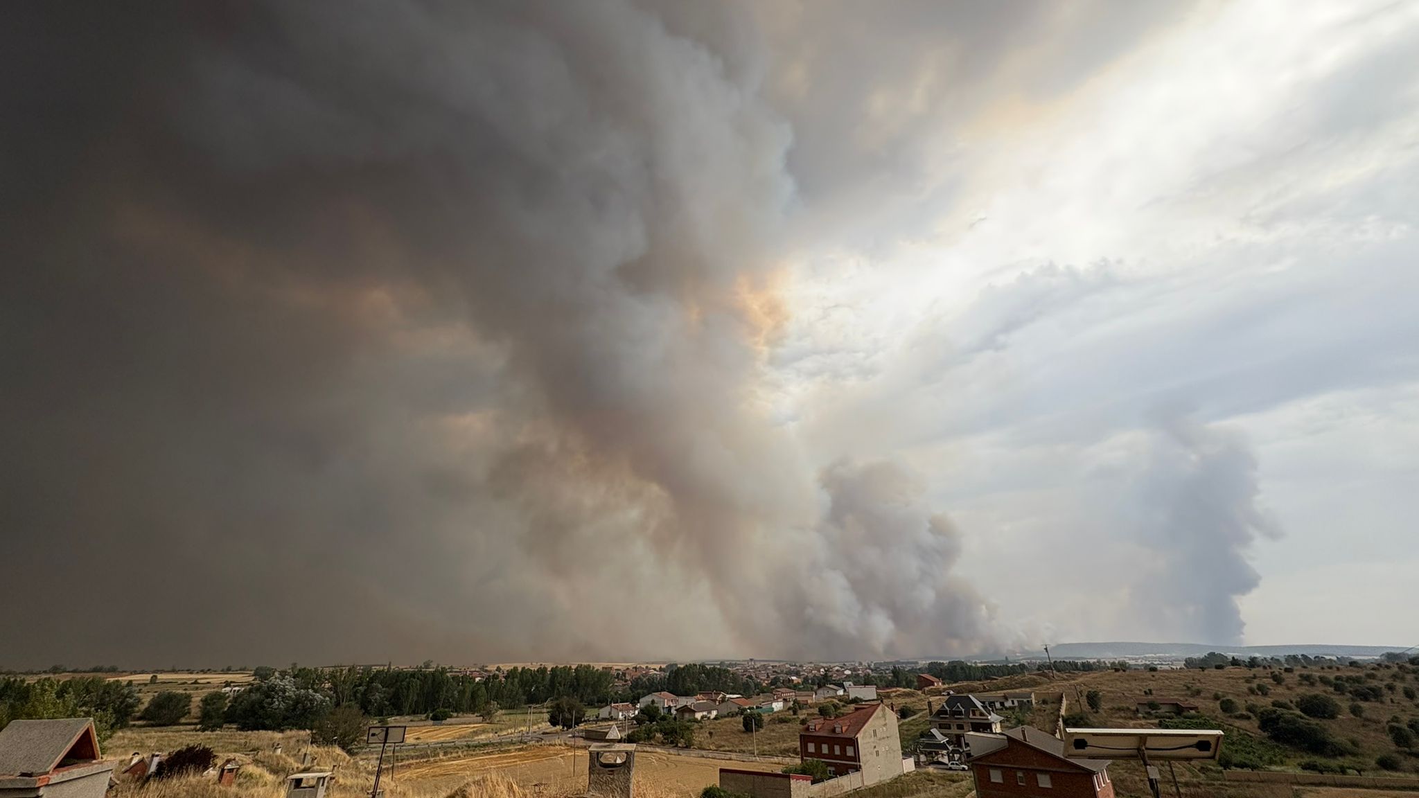 Programa especial sobre la actualidad de los incendios de León el 12/08/2025 a las 19:00h Programa especial sobre la actualidad de los incendios de León el 12/08/2025 a las 19:00h