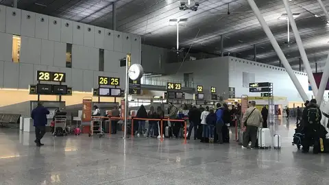 El aeropuerto de Lavacolla continua con la crisis de pasajeros tras descender en julio un 12,4% el número de viajeros con respecto el mismo período en 2024 El aeropuerto de Lavacolla continua con la crisis de pasajeros tras descender en julio un 12,4% el número de viajeros con respecto el mismo período en 2024