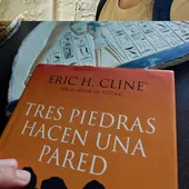 Tres piedras hacen una pared Tres piedras hacen una pared