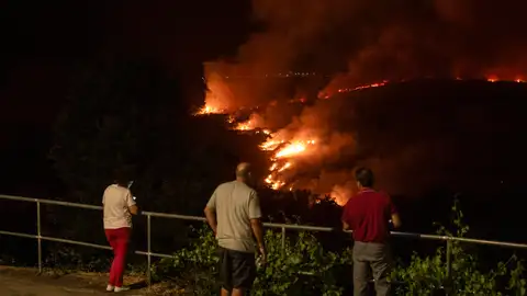 Vista de la aldea de As Chás, Oímbra (Ourense), durante el incendio forestal que permanece activo Vista de la aldea de As Chás, Oímbra (Ourense), durante el incendio forestal que permanece activo