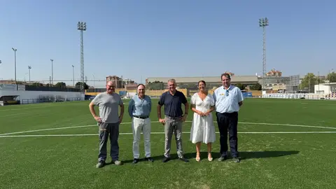 El alcalde de Sevilla, José Luis Sanz, visita el nuevo campo de fútbol de césped artificial del centro deportivo Hytasa. - AYUNTAMIENTO DE SEVILLA El alcalde de Sevilla, José Luis Sanz, visita el nuevo campo de fútbol de césped artificial del centro deportivo Hytasa. - AYUNTAMIENTO DE SEVILLA