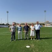 El alcalde de Sevilla, José Luis Sanz, visita el nuevo campo de fútbol de césped artificial del centro deportivo Hytasa. - AYUNTAMIENTO DE SEVILLA