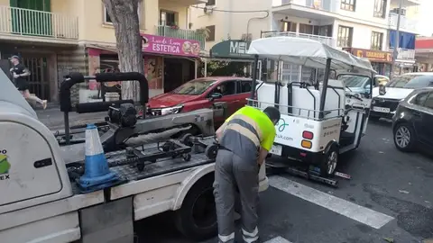 Denuncian e inmovilizan un 'tuk tuk' en Palma que operaba sin licencia. Denuncian e inmovilizan un 'tuk tuk' en Palma que operaba sin licencia.