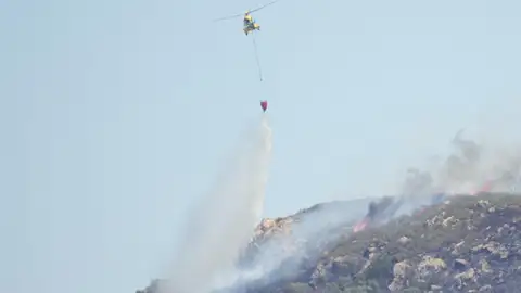 Medios aereos trabaan en la zona quemada del fuego de Tarifa. A12 de agosto de 2025. en Tarifa, Cádiz (Andalucía, España). Tras la reunión del Comité de Operaciones del Plan de Emergencia contra Incendios, el consejero de Presidencia, Antonio Sanz, recono - Francisco J. Olmo - Europa Press Medios aereos trabaan en la zona quemada del fuego de Tarifa. A12 de agosto de 2025. en Tarifa, Cádiz (Andalucía, España). Tras la reunión del Comité de Operaciones del Plan de Emergencia contra Incendios, el consejero de Presidencia, Antonio Sanz, recono - Francisco J. Olmo - Europa Press