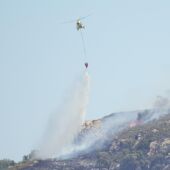 Medios aereos trabaan en la zona quemada del fuego de Tarifa. A12 de agosto de 2025. en Tarifa, Cádiz (Andalucía, España). Tras la reunión del Comité de Operaciones del Plan de Emergencia contra Incendios, el consejero de Presidencia, Antonio Sanz, recono - Francisco J. Olmo - Europa Press