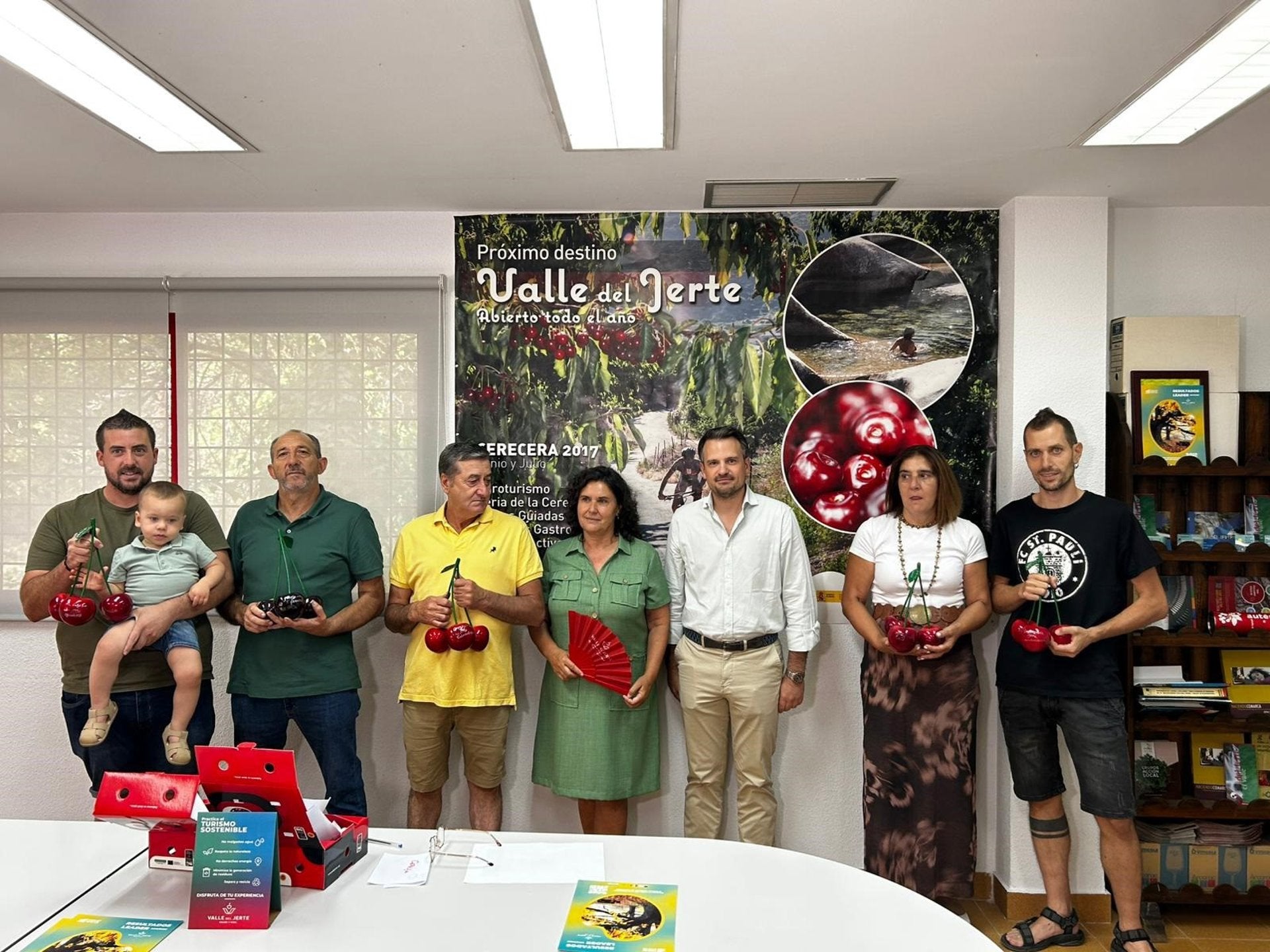 El consejero de Presidencia entrega los Premios a las Cerezas y Picotas más grandes del Valle del Jerte El consejero de Presidencia entrega los Premios a las Cerezas y Picotas más grandes del Valle del Jerte