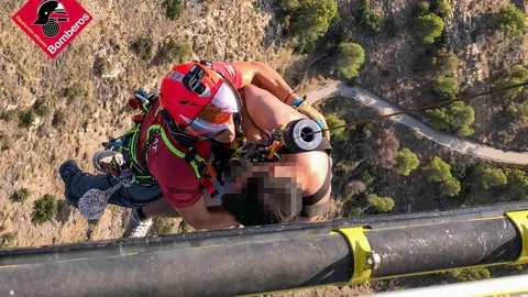 Los Bomberos del Consorcio provincial de Alicante rescataron ayer tarde un hombre en el Camino del Faro de Albir Los Bomberos del Consorcio provincial de Alicante rescataron ayer tarde un hombre en el Camino del Faro de Albir
