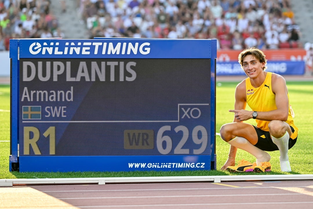 Duplantis vuelve a romper el récord de salto de pértiga Duplantis vuelve a romper el récord de salto de pértiga