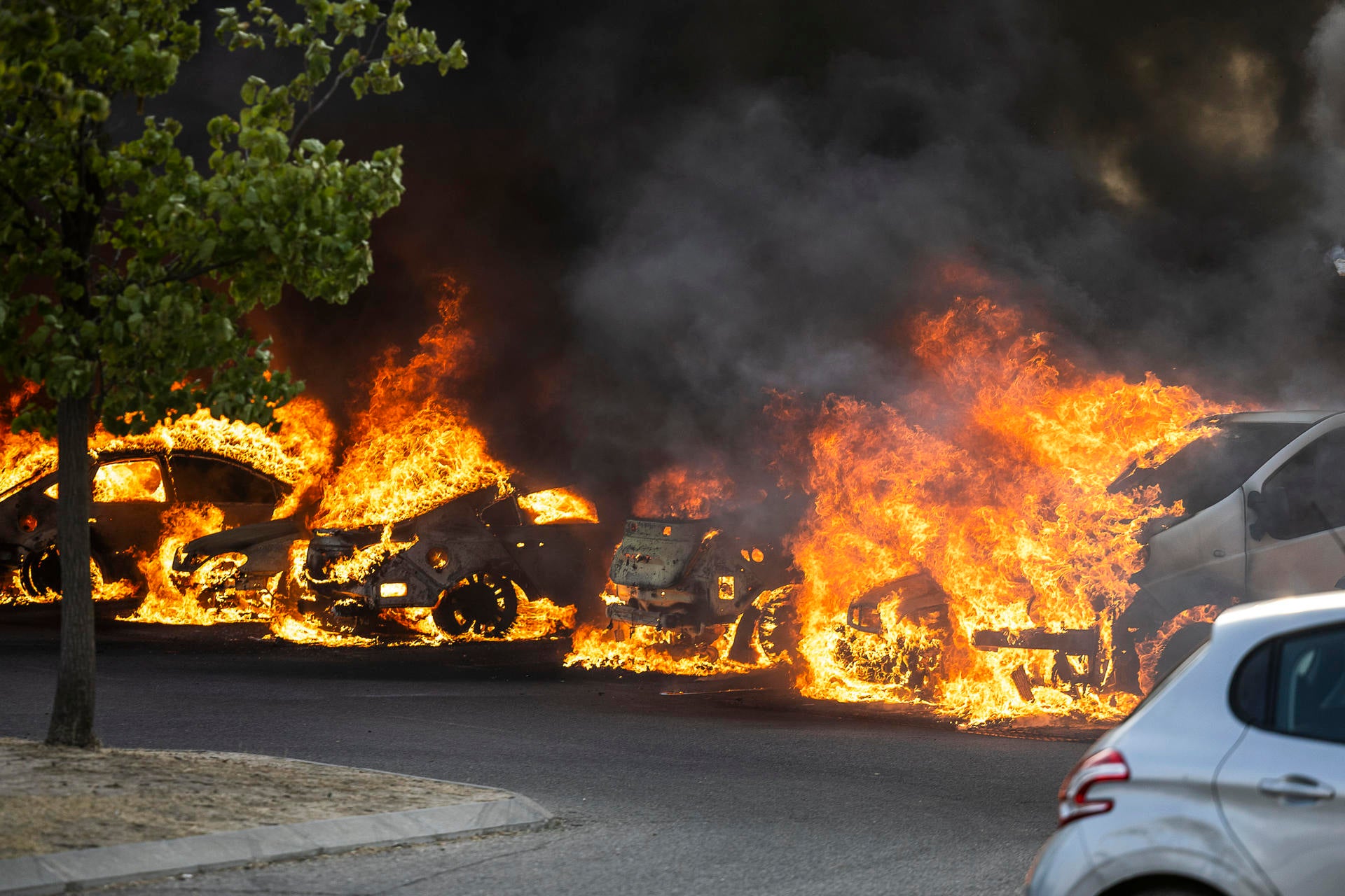 Qué pasó en el incendio en Xanadú: al menos diez vehículos salieron ardiendo en el aparcamiento Qué pasó en el incendio en Xanadú: al menos diez vehículos salieron ardiendo en el aparcamiento