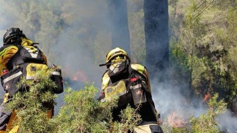 Bomberos trabajando en un incendio en Ibiza