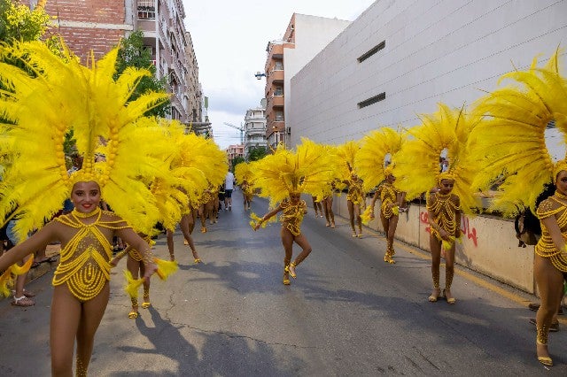 El Carnaval de Torrevieja protagoniza el Desfile de Verano que se celebra este viernes por el centro urbano El Carnaval de Torrevieja protagoniza el Desfile de Verano que se celebra este viernes por el centro urbano