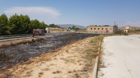 El incendio en Pinoso quem&oacute; 200 metros de terreno cerca del Pol&iacute;gono Industrial