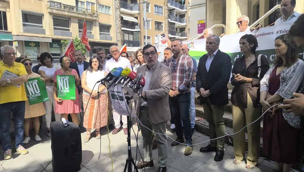 Manuel Rayo lee un comunicado Manuel Rayo lee un comunicado