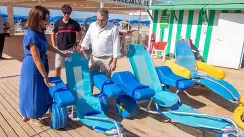 Tres nuevas sillas infantiles anfibias en los puntos de playas accesibles de Benidorm Tres nuevas sillas infantiles anfibias en los puntos de playas accesibles de Benidorm