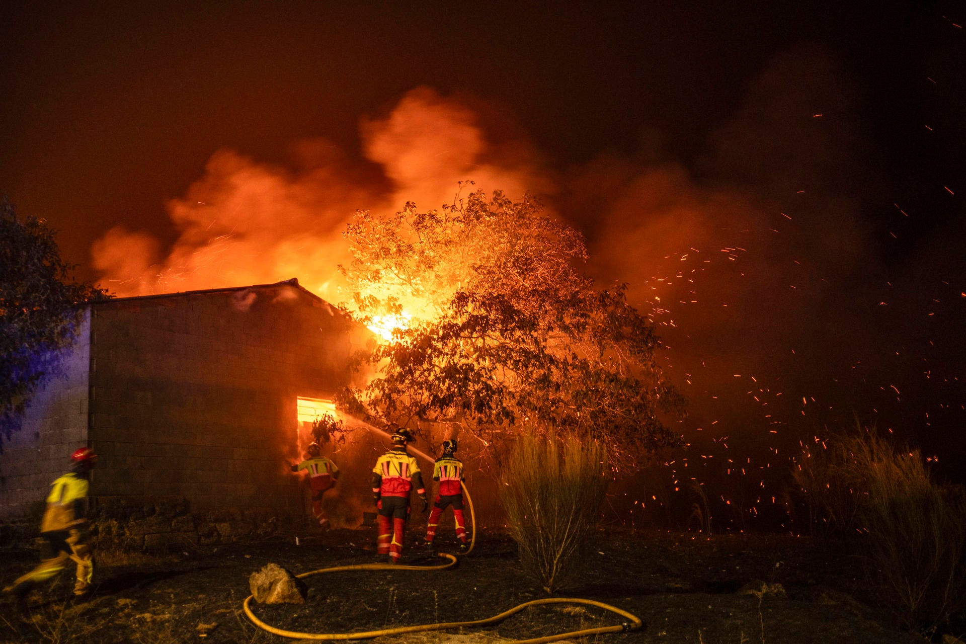 El incendio de Molezuelas, el peor de la historia de España: se queman 38.000 hectáreas entre León y Zamora El incendio de Molezuelas, el peor de la historia de España: se queman 38.000 hectáreas entre León y Zamora