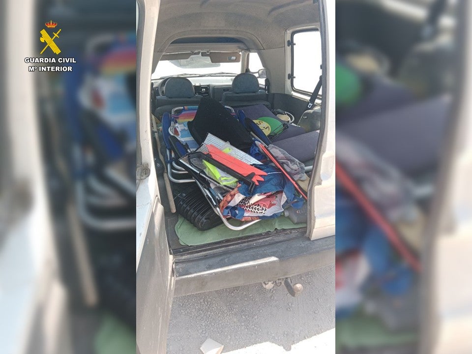 La Guardia Civil detiene a dos hombres por una serie de robos en interior de vehículos en Villajoyosa La Guardia Civil detiene a dos hombres por una serie de robos en interior de vehículos en Villajoyosa