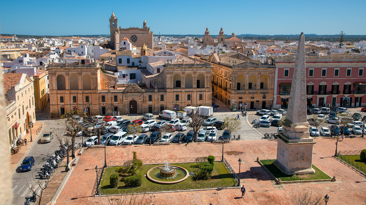 Empresarios de Ciutadella denuncian una reducción de ventas y pérdida de clientes por la peatonalización de la plaza des Born Empresarios de Ciutadella denuncian una reducción de ventas y pérdida de clientes por la peatonalización de la plaza des Born