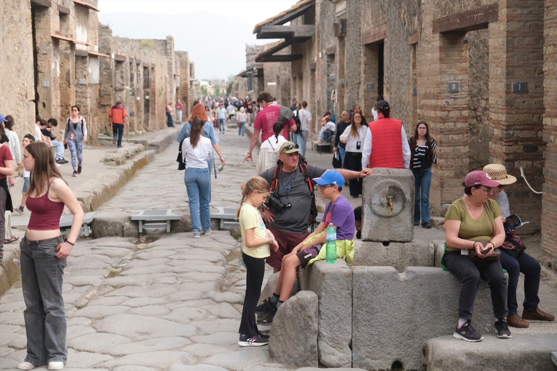Pillan a un turista británico intentando llevarse piedras de Pompeya Pillan a un turista británico intentando llevarse piedras de Pompeya