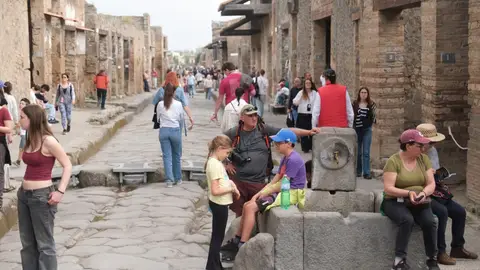 Acusado de robo un turista británico que pretendía llevarse piedras de Pompeya Acusado de robo un turista británico que pretendía llevarse piedras de Pompeya
