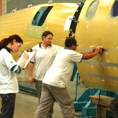 Archivo - Imagen de archivo sobre trabajadores del sector aeronaútico. - JUNTA DE ANDALUCÍA - Archivo