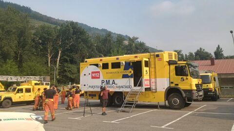 Puesto de Mando Avanzado establecido en el recinto ferial de la Imera, en Cangas del Narcea, para controlar el estado de los incendios forestales en la zona.