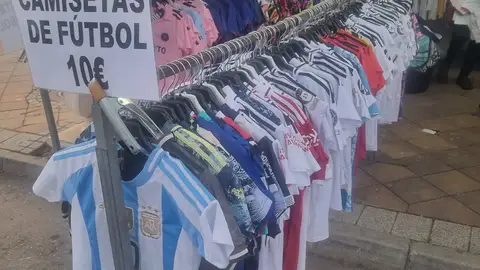 Detención de tres personas en La Roda por la venta de productos falsificados cerca de una cantidad de 91.000 euros Detención de tres personas en La Roda por la venta de productos falsificados cerca de una cantidad de 91.000 euros