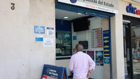 Una persona se dispone a adquierir un boleto en una Administración de Loterias, en el centro de Sevilla. A 8 de agosto de 2024, en Sevilla Una persona se dispone a adquierir un boleto en una Administración de Loterias, en el centro de Sevilla. A 8 de agosto de 2024, en Sevilla