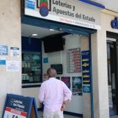 Una persona se dispone a adquierir un boleto en una Administración de Loterias, en el centro de Sevilla. A 8 de agosto de 2024, en Sevilla 
