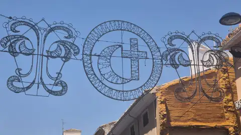 Villena instala las nuevas luces de Moros y Cristianos de cara a las fiestas Villena instala las nuevas luces de Moros y Cristianos de cara a las fiestas