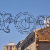 Villena instala las nuevas luces de Moros y Cristianos de cara a las fiestas
