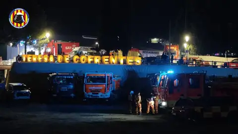 Bomberos del Consorcio atendiendo el incendio declarado en Teresa de Cofrentes Bomberos del Consorcio atendiendo el incendio declarado en Teresa de Cofrentes