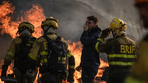 Los bomberos durante las labores de extinción del incendio que afecta al municipio de Monterrei (Ourense). Los bomberos durante las labores de extinción del incendio que afecta al municipio de Monterrei (Ourense).